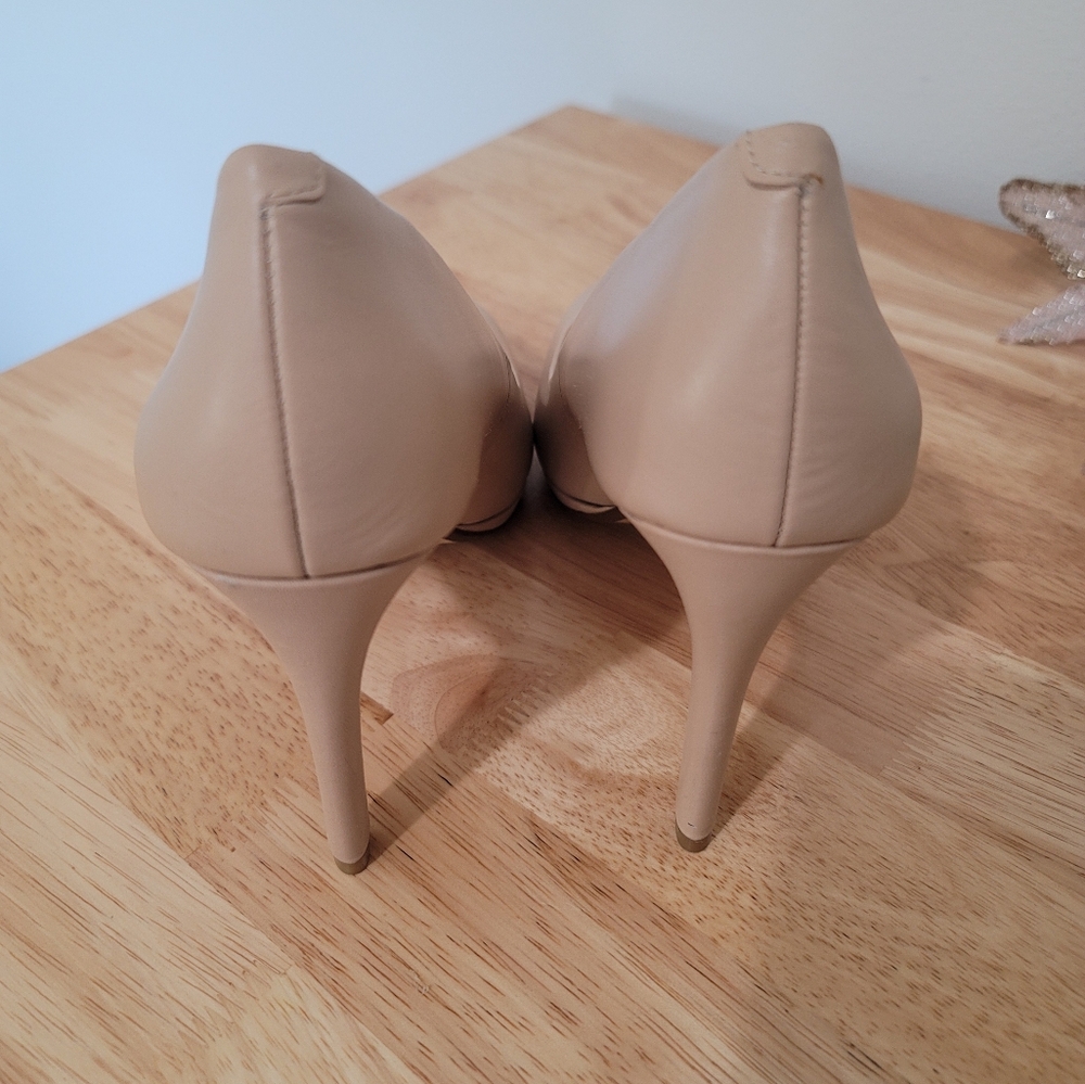 Bannana Republic Cream Stilettos size 7. With a 4 inch heel. Very crisp. - Picture 6 of 17